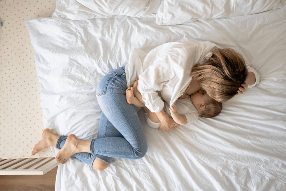 Madre con bebé en la cama